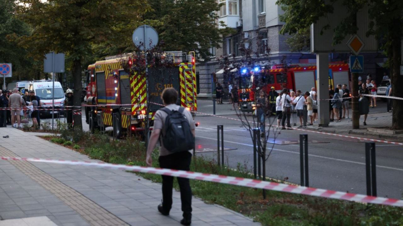 Der Angriff auf die Dnieper: 7 Misserfolge und 26-Drones. Es gibt eine Zerstörung. Enterprise -Autos auf dem Parkplatz 