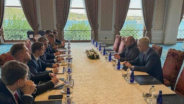 dauerte weniger als eine Stunde. Mittwoch, 23. Juli, fand die dritte Runde der Friedensverhandlungen zwischen den Delegationen der Ukraine und Russland in Istanbul statt. Das Treffen dauerte weniger als eine Stunde. </p>
<p> Der Leiter der ukrainischen Delegation war der Sekretär des Nationalen Sicherheits- und Verteidigungsrates Rustem Umarov. </p>
<p> <l2> Die dritte Verhandlungsrunde zwischen der Ukraine und der Russischen Föderation </H2> </p>
<p> türkischer Außenminister Hakan Fidan betonte, dass er in den ersten beiden Runden es geschafft habe, eine Serie wichtige Ergebnisse zu erzielen. Insbesondere tauschten die Parteien das Memorandum des Waffenstillstands aus. </p>
<p> Jetzt schauen sie </p>
<p> anFidan stellte fest, dass die Börsen der Gefangenen eine genehmigende Einschätzung der internationalen Gemeinschaft erhalten haben. Die technische Interaktion zwischen den Delegationen wird fortgesetzt. Die Türkei garantiert ihrerseits weiter ein sicheres Umfeld für Verhandlungen. </p>
<p> Am Tag des Beginns der dritten Runde vor den Verhandlungen traf die ukrainische Delegation mit dem türkischen Präsidenten Recep Tayyip Erdogan, seinem Chefberater Akif Kilich und Außenminister Khakan Fidan. </p>
<p>Nach dem Treffen ging die Delegation an den Verhandlungsort in Istanbul. </p>
<p> Wie es der Suspendierung der Quellen im Rahmen der ukrainischen Delegation vor den Verhandlungen bekannt wurde, fand erneut ein kurzes Koordinierungsversammlung mit der Teilnahme von Rustem Umarov, Hakan Fidan und Vladimir Medinsky statt. </p>
<p> Das Hauptthema der aktuellen Verhandlungsrunde — Vorbereitung auf einen möglichen Gipfel auf der Ebene der Führer der Ukraine und Russland. </p>
<p> <l2> Ukraine ist bereit, das Feuer einzustellen — Umarov </h2>
<p>Der Leiter der ukrainischen Delegation, Umarov, betonte, dass die Ukraine bereit sei, Feuer zu stoppen, und befürwortet konsequent ein Treffen auf der Ebene der Führer. </p>
<p> — Heute ist die ukrainische Delegation in Istanbul in der ukrainischen Delegation der ukrainischen Delegation. Vor den Verhandlungen führten sie endgültige Schulungen mit dem Team durch. Wir setzen den Verhandlungsprozess fort, um eine faire und stabile Welt zu erreichen – aus Gründen der Rückkehr aller unserer Leute, insbesondere Kinder, die illegal nach Russland deportiert wurden “, schrieb er auf Facebook. </P> </p>
<p>Umarov stellte fest, dass die Ukraine bereit ist, Feuer und Delegation zu stoppen, “ Verwendet jeweils – sogar die kleinste – die Möglichkeit, dies zu erreichen. </p>
<p> — Und das ist möglich. Alle technischen Mechanismen des Waffenstillstands sind bekannt. Das einzige Hindernis ist die nicht konstruktive Position von Moskau, — Fügte er hinzu. </p>
<p> Umarov betonte, dass die Ukraine durchweg ein Treffen von Führungskräften befürwortet. </p>
<p> <l2> Verhandlungen zwischen der Ukraine und der Russischen Föderation: Was ist bekannt </H2> </p>
<p>In Istanbul am 2. Juni 2025 fand die zweite Phase der Verhandlungen zwischen der ukrainischen und russischen Seiten durch die Mediation der Türkei statt. Das Treffen dauerte mehr als eine Stunde. Zu seinem Ende sagte der Leiter der ukrainischen Delegation Rustem Umarov, dass die Parteien sich auf den Austausch von Kriegsgefangenen und Rückführungen von etwa 6.000 Leichen des toten Militärs einigten. </p>
<p>Die russische Seite gab Kyiv auch ein Dokument mit dem Titel ein Memorandum, das eine Vision der Russischen Föderation der friedlichen Siedlung des Konflikts und der Bedingungen des Waffenstillstands darstellt. Die ukrainische Mannschaft dauerte eine Woche für die Analyse dieses Dokuments. </p>
<p> Danach sollten beide Seiten &#8220 sein; Koordinieren Sie weitere Aktionen ”. Umarov schlug vor, zwischen dem 20. und 30. Juni eine neue Verhandlungsrunde abzuhalten. </p>
<p>Die erste Verhandlungsrunde fand am 16. Mai in Istanbul statt. Zu dieser Zeit vertrat der Verteidigungsminister Rustem Umarov die Ukraine zusammen mit Vertretern des Außenministeriums, der SBU und des Gur. </p>
<p> Die russische Delegation wurde von Vladimir Medinsky geleitet, der im Jahr 2022 bei den Verhandlungen anwesend war. Zu der Delegation der Russischen Föderation gehörte stellvertretende Minister für auswärtige Affairs und Verteidigung und der Leiter der Hauptdirektorin des Generalstabs der Streitkräfte der russischen Föderation. Türkiye fungierte als Vermittler. </p>
<p> Infolge der Verhandlungen wurden mehrere Lösungen erreicht: </p>
<ul>
<li> Abschluss des Austauschs von Gefangenen “ 1000 pro 1000 ” Auf beiden Seiten; </li>
<li> Es wurde eine Vereinbarung über den Austausch schriftlicher Sätze unter den Bedingungen des potenziellen Waffenstillstands erzielt; </li>
<li> hat eine Vereinbarung über das nächste Treffen erzielt. </li>
</ul>
<p> Die russische Mannschaft als Bedingung für den Waffenstillstand, das die Anforderung zur Rückzug der ukrainischen Truppen, die nicht mit militärischen Mitteln erfasst wurden, und gleichzeitig mit neuem Missbrauch des neuen Missbrauchs in den Regionen Kharkov und Sumy bedroht wurden. </p>
</p>
</p>
<h3> verwandte Themen: </H3> Krieg im ukrainischen Narovoristambul</p>
<!-- relpost-thumb-wrapper --><div class=